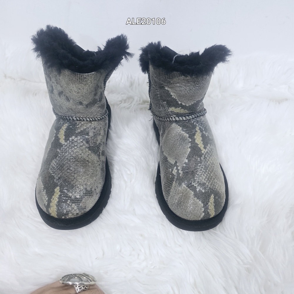 UGG Australia Women's Mini Bailey Bow Snake boots, size 7. - Picture 13 of 13